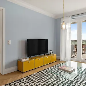 Apartment Cls Zentrale City-wohnung In Mit E-laden Und Tiefgarage, Klimaanlage, Wlan, Grosser Balkon, Blick Ueber Hamburg, Parkplatz, Cafe Im Haus, Bushaltestelle Direkt Gegenueber, Flex Check In